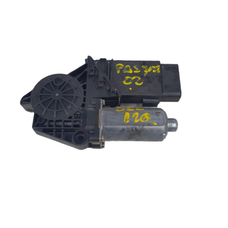 MOTOR ELEVALUNAS DELANTERO IZQUIERDO VOLKSWAGEN PASSAT BERLINA (3B2) AHU0130821695