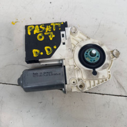 MOTOR ELEVALUNAS DELANTERO DERECHO VOLKSWAGEN PASSAT BERLINA (3B3) AVF