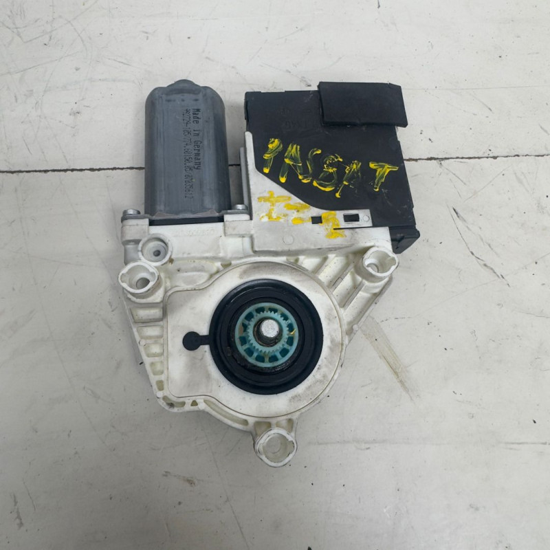 MOTOR ELEVALUNAS TRASERO IZQUIERDO VOLKSWAGEN PASSAT BERLINA (3B3) AZX