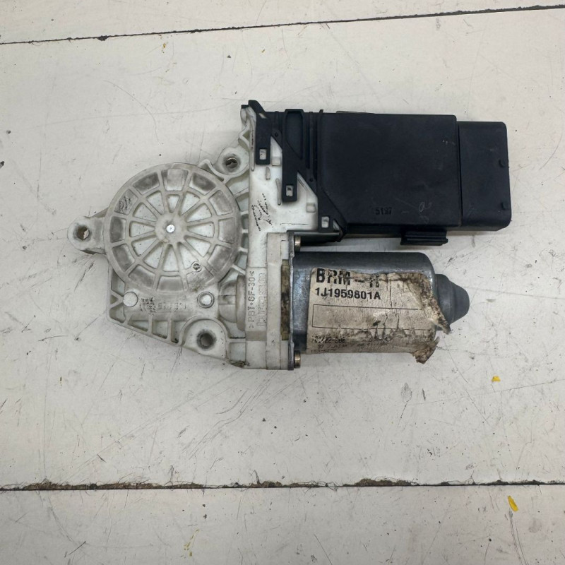 MOTOR ELEVALUNAS DELANTERO IZQUIERDO VOLKSWAGEN GOLF IV VARIANT (1J5)(05.1999) AJM