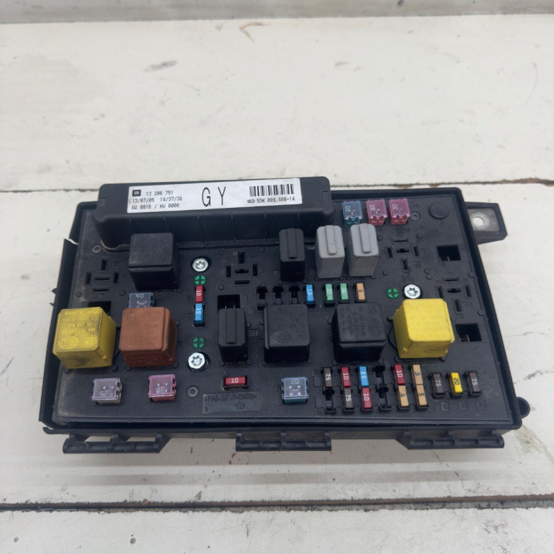 CAJA RELES / FUSIBLES OPEL ASTRA H BERLINA Z16XEPZ16XE1