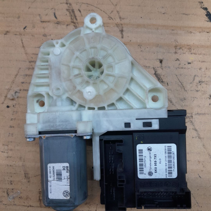 MOTOR ELEVALUNAS DELANTERO IZQUIERDO VOLKSWAGEN GOLF VI (5K1)(10.2008) CAYBCAY5K0959793
