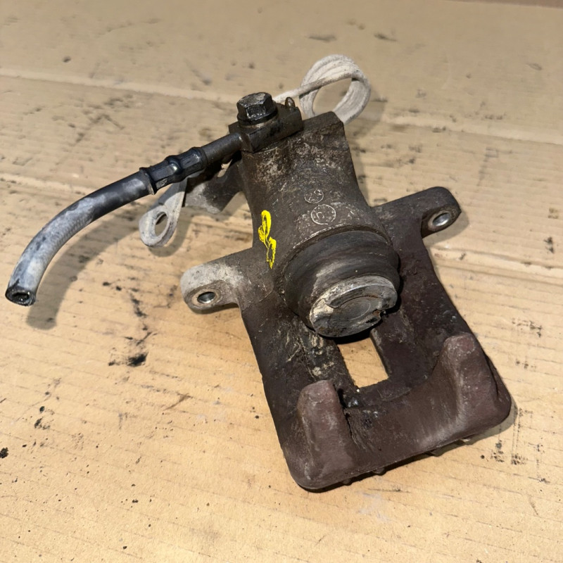 PINZA DE FRENO TRASERA DERECHA VOLKSWAGEN PASSAT BERLINA (3B3) AVF
