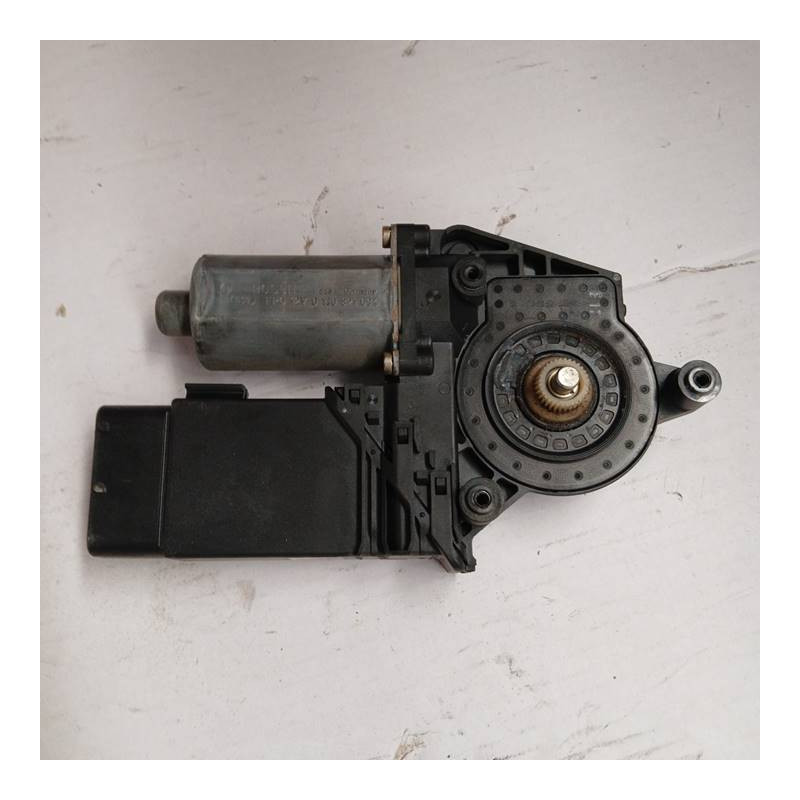 MOTOR ELEVALUNAS DELANTERO DERECHO VOLKSWAGEN PASSAT BERLINA (3B3) AWX9776105415301